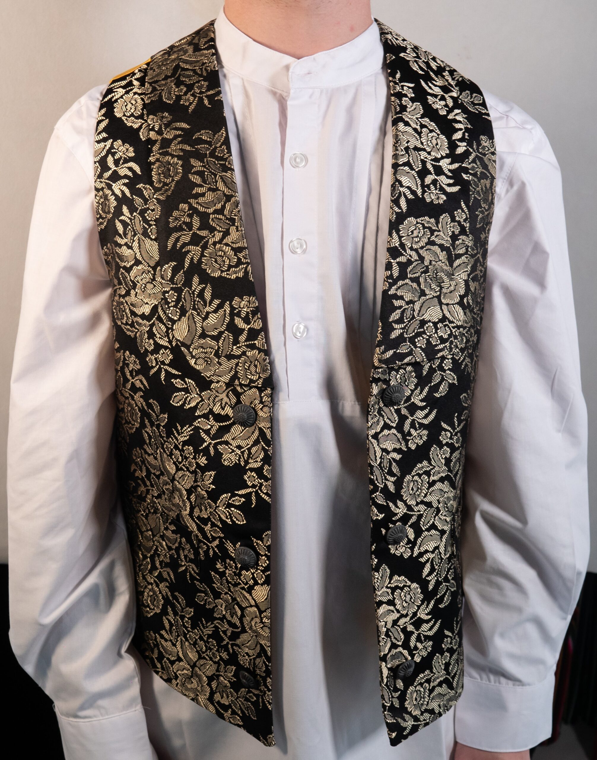 Chaleco brocado dorado